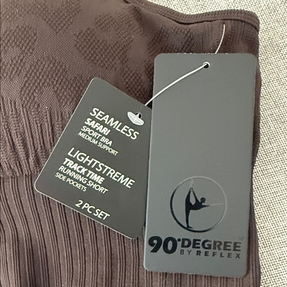 90 degree seamless Safari trail bra, and running shorts set - Picture 4 of 11